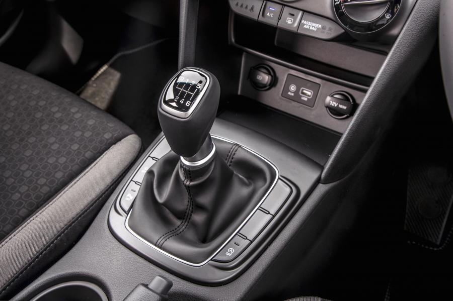 Детали интерьера Hyundai Kona Play (OS) 2019 года  (UK) (фото 9 из 26)